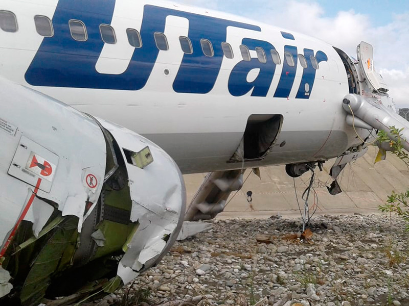 Следствие рассматривает несколько версий инцидента с самолетом авиакомпании Utair в Сочи, который выкатился за пределы взлетно-посадочной полосы (ВПП) и загорелся