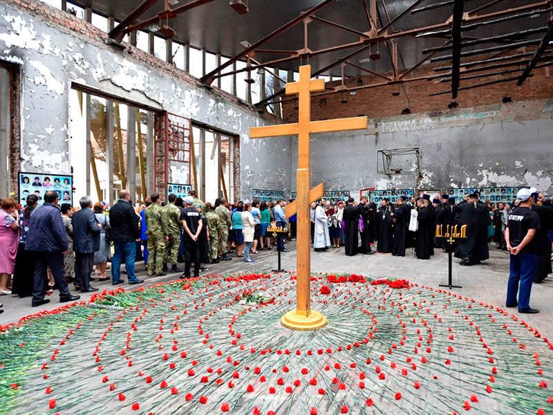 В городе Беслане в Северной Осетии началась трехдневная вахта памяти по погибшим в результате захвата террористами местной школы N1 в 2004 году