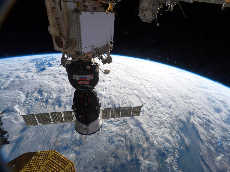В середине ноября российские космонавты осмотрят обшивку поврежденного корабля "Союз" снаружи