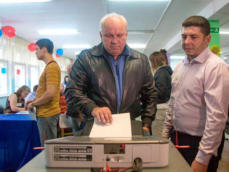 Глава Хакасии и кандидат от "Единой России" Виктор Зимин снял свою кандидатуру с выборов главы региона, которые должны были пройти в воскресенье