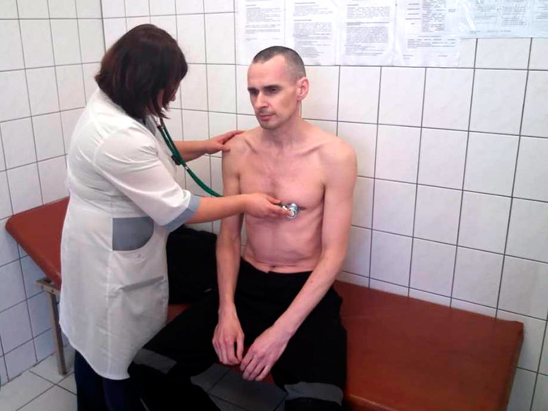 ФСИН опубликовала новую фотографию голодающего 139-й день Сенцова. Ему скорректировали лечение

