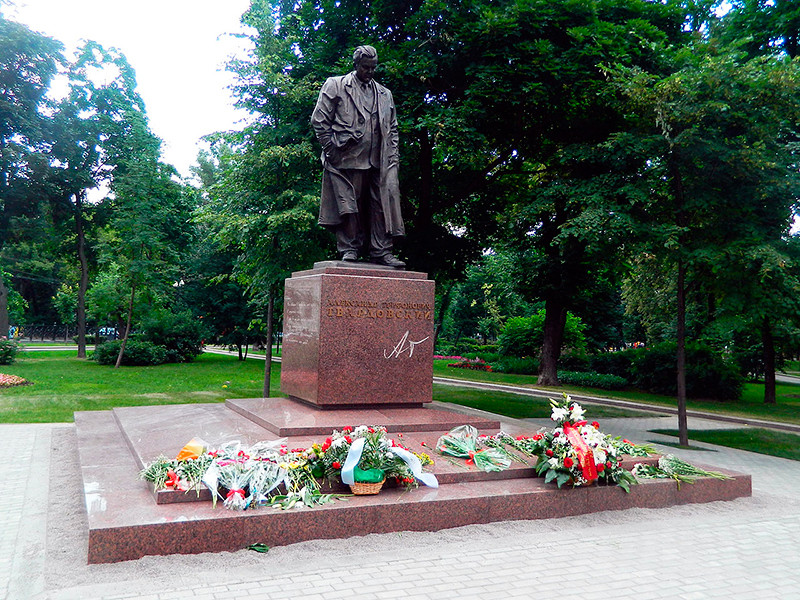 Памятник Твардовскому в Москве