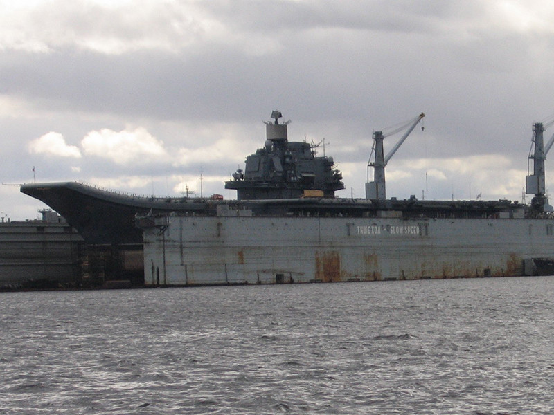 В Мурманске затонул док, в котором ремонтировали авианосец "Адмирал Кузнецов"