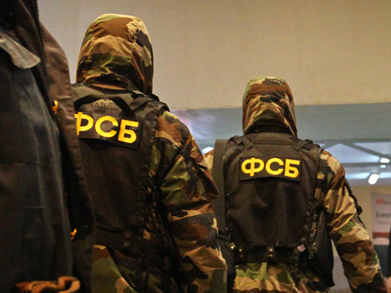 Сотрудники ФСБ устроили обыски у двух 17-летних москвичей и увезли их для допроса по подозрению в экстремизме