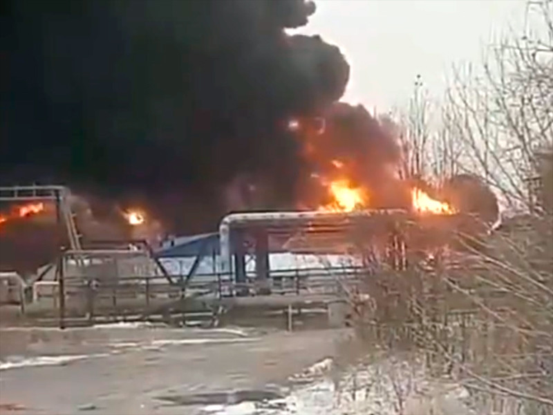 В Нижневартовском районе Ханты-Мансийского автономного гкруга (ХМАО) произошел пожар на Хохряковской нефтеперерабатывающей станции. Ведется тушение двух резервуаров, частично заполненных нефтепродуктом
