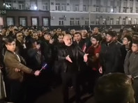 Митинг продолжался до позднего вечера. В конце концов к протестующим вышел глава региона Вячеслав Битаров, после чего, говорится в канале "Осетия", "ситуация стала спокойнее". Протестующие также требовали провести референдум о закрытии завода