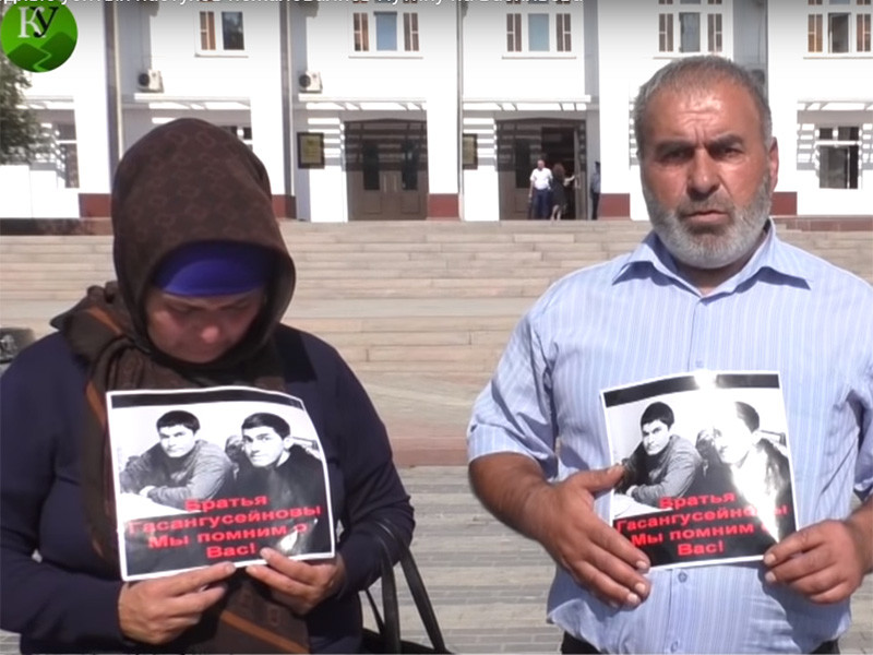 В Дагестане на Центральной площади перед зданием правительства республики собралось несколько десятков человек, которые потребовали расследования гибели братьев Гасангусейновых, убитых два года назад
