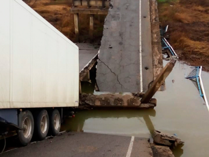 В Приморье под тяжестью фуры обрушился мост, один человек погиб