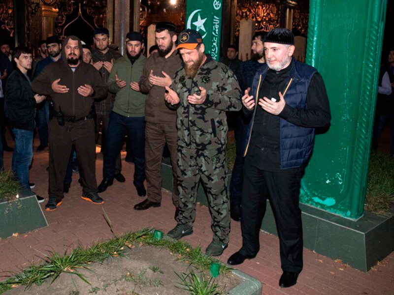 Глава Чеченской Республики Рамзан Кадыров в пятницу вечером побывал в ингушском селе Сурхахи у старейшины одного из родов Мухажира Нальгиева, который на митинге против соглашения по границе между Ингушетией и Чечней назвал того "пастухом"
