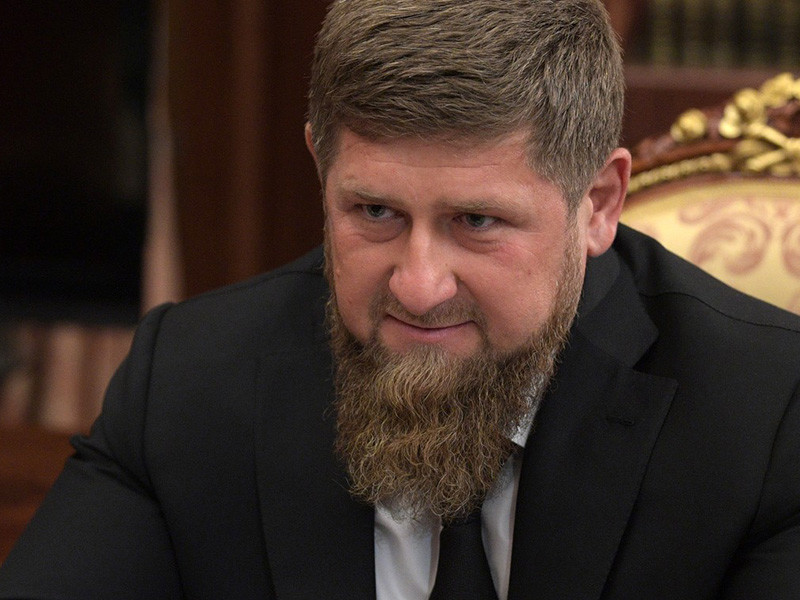 Глава Чечни Рамзан Кадыров прокомментировал видеозапись, на которой неизвестный, предположительно пьяный мужчина бросает в пассажира автобуса банку из-под напитка со словами "Ахмат - сила", и потребовал от автора видео "первым же рейсом" прибыть к нему в Грозный