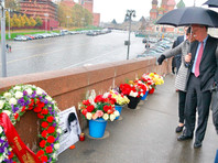 Перед встречей с Путиным Болтон возложил венок на месте убийства Бориса Немцова