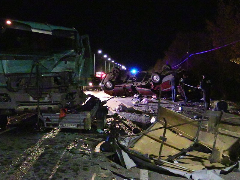 В Чувашии в результате столкновения микроавтобуса с грузовиком погибли 13 человек