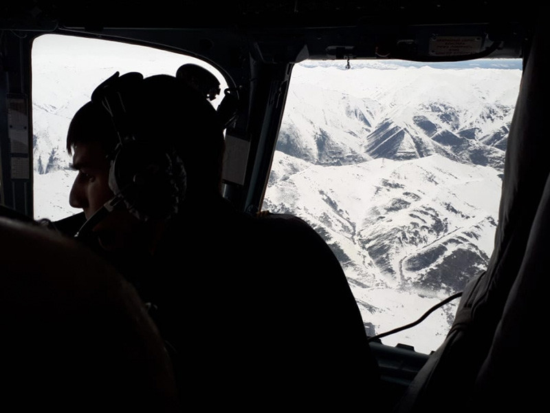 Командир вертолета, вылетевший на поиски пилота, совершившего жесткую посадку в горном ущелье в Якутии, увидел его с воздуха, мужчина жив