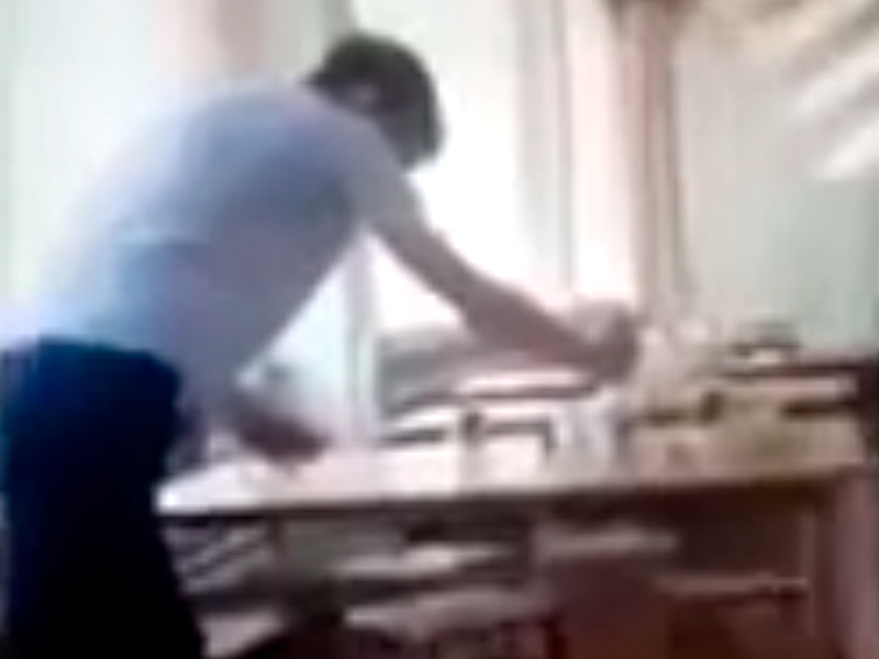 Прокуратура Омска проверит школу, ученики которой выжимали грязные тряпки в тарелки с едой