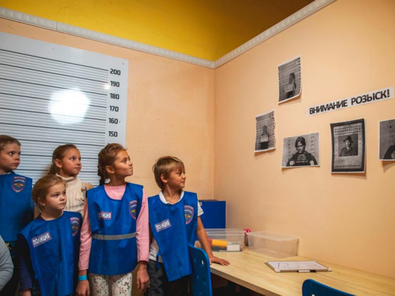 В УМВД по Мурманской области прошел детский мастер-класс, в процессе которого школьникам предложили переодеться в полицейских и арестантов