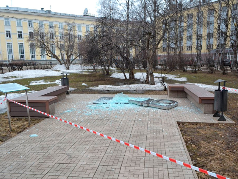 27 апреля 2018 года ранее судимый житель Сыктывкара повредил арт-объект «Знак Рубля»