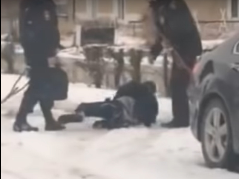 В Алтайском крае полицейские запинали и повалили на снег инвалида на костылях
