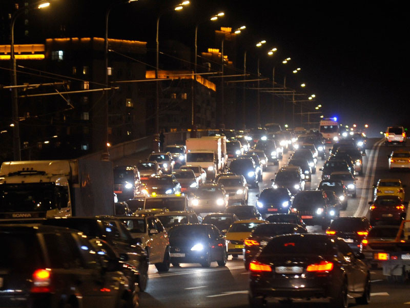 Ситуация с заторами на дорогах Москвы в вечерний час пик пятницы достигла 9 баллов из максимальных 10