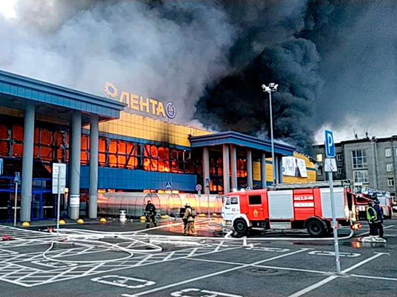 В Петербурге сгорел гипермаркет "Лента", полностью обрушилась крыша

