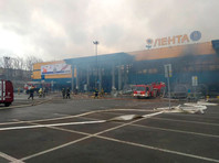 Петербуржцы заподозрили охранников сгоревшего гипермаркета "Лента" в расхищении уцелевших продуктов (ФОТО)