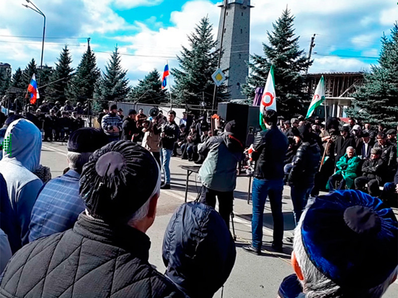 Роскомнадзор (РКН) подтвердил, что мобильные операторы "большой тройки" отключили интернет на территории Ингушетии во время митингов протеста на основании "мотивированного решения", направленного правоохранительными органами"