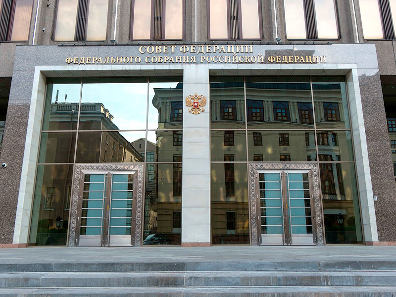 Совет Федерации 7 ноября без осуждения одобрил принятые Госдумой в конце октября поправки, позволяющие членам обеих палат парламента добровольно отказываться от доплат к своим пенсиям с 1 января 2019 года