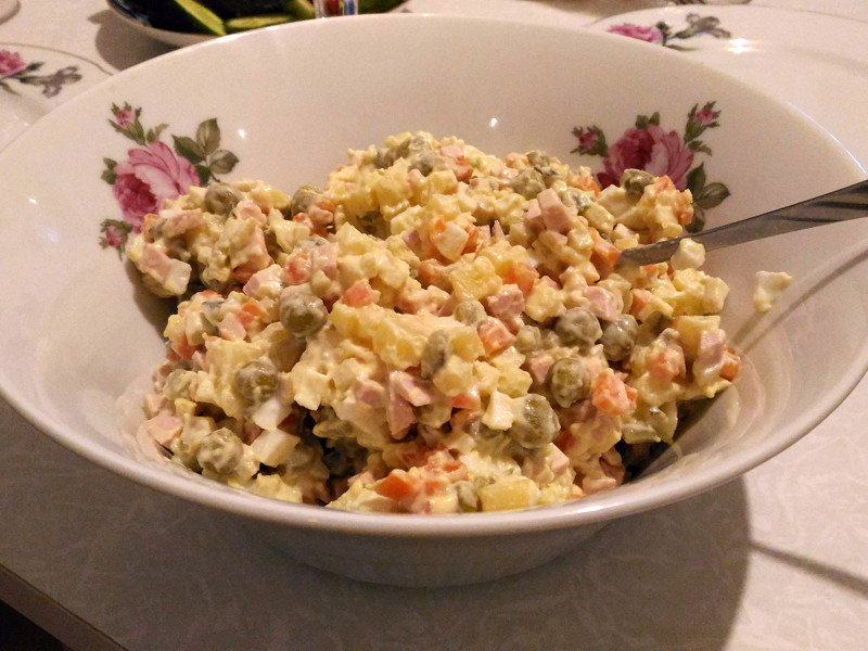 Главным праздничным блюдом, которое есть на каждом застолье, россияне назвали салат "Оливье" (51%)