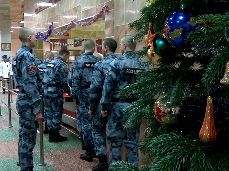 27 декабря в Москве журналистам продемонстрировали специальное меню, которое разработано к Новому году для военнослужащих и сотрудников ведомства