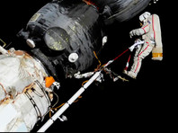 Космонавты МКС взяли пробы с обшивки "Союза" вокруг загадочной дырки: она не могла быть сделана сверлом изнутри