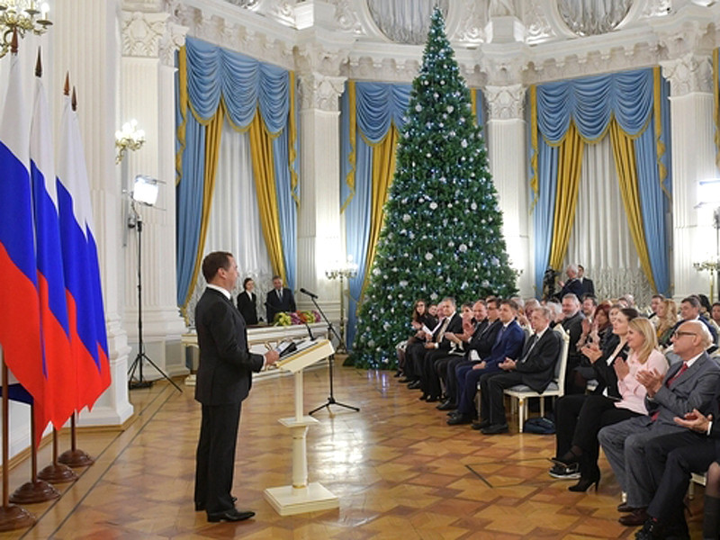 Премьер-министр РФ Дмитрий Медведев посетовал на то, что длинные новогодние праздники вредят экономике страны