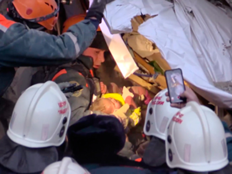 Состояние 10-месячного младенца, который провел 30 часов под завалами дома в Магнитогорске, тяжелое

