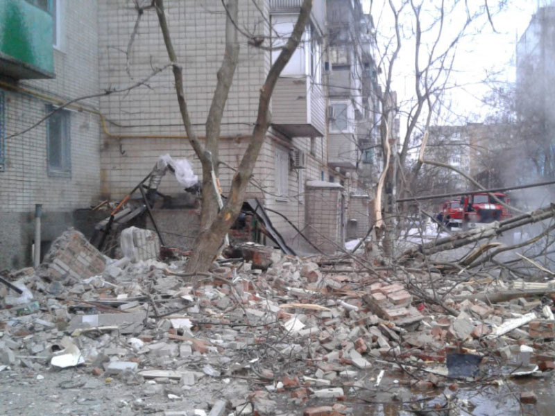 После взрыва в доме в Шахтах сохраняется угроза дальнейшего обрушения
