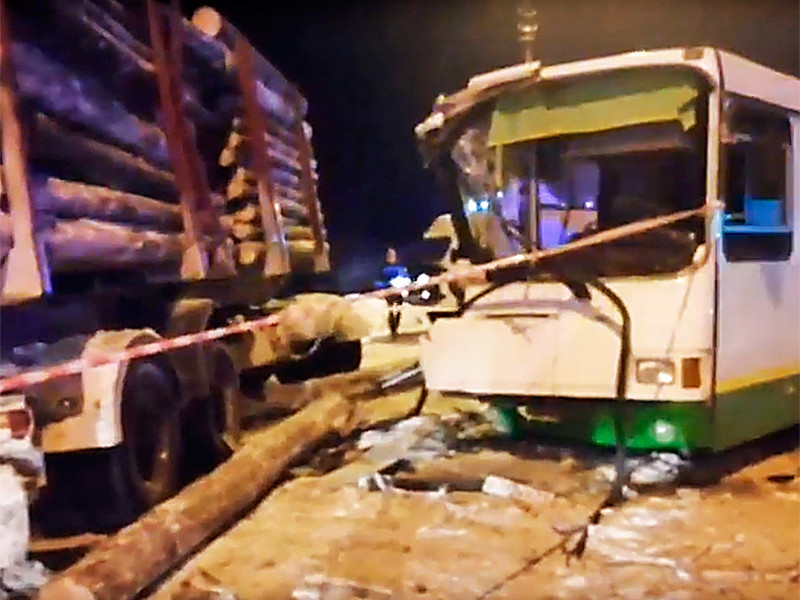 В Коми после аварии с участием автобуса и лесовоза, в которой пострадали 22 человека, возбуждено уголовное дело
