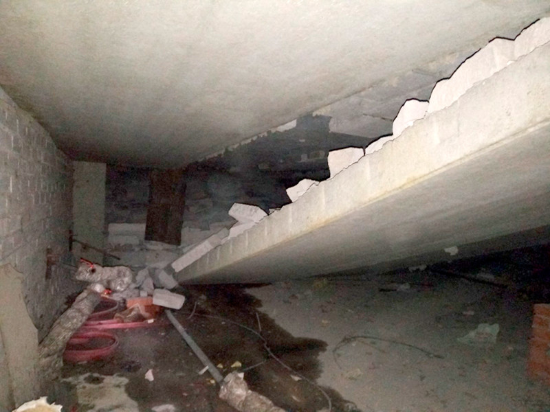 В Перми в 14-этажном одноподъездном доме произошло обрушение перекрытия между техническим этажом и крышей дома