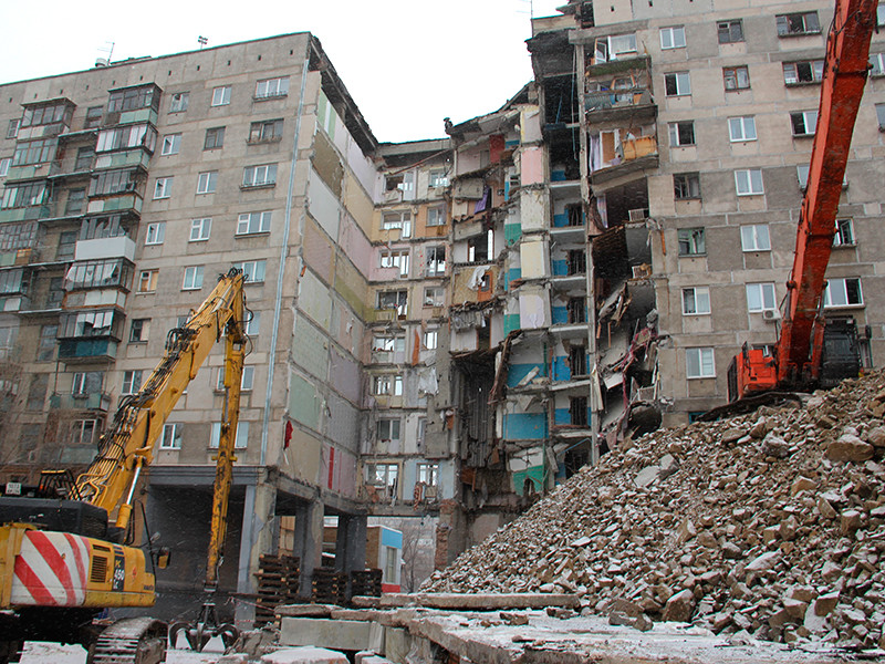 В Магнитогорске снесли стену дома, поврежденную 31 декабря в ходе обрушения перекрытий подъезда из-за взрыва

