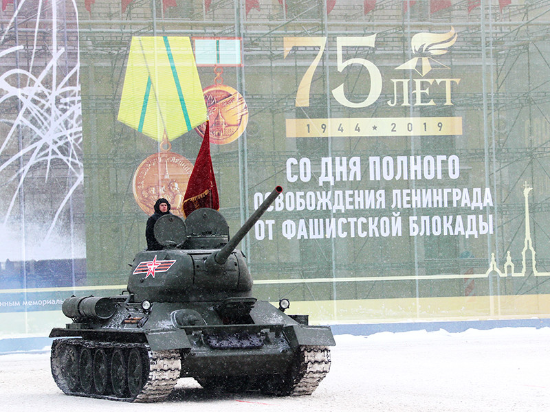 На Дворцовой площади Санкт-Петербурга прошел военный парад в честь 75-й годовщины полного освобождения Ленинграда
