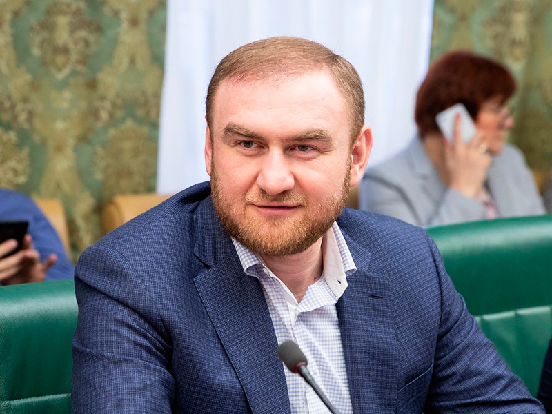 Сенатора от Карачаево-Черкесии задержали во время заседания по "целому букету обвинений"