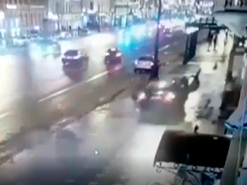 На Невском проспекте в Петербурге BMW X-6 врезался в людей. Погибли гражданин США и москвичка


