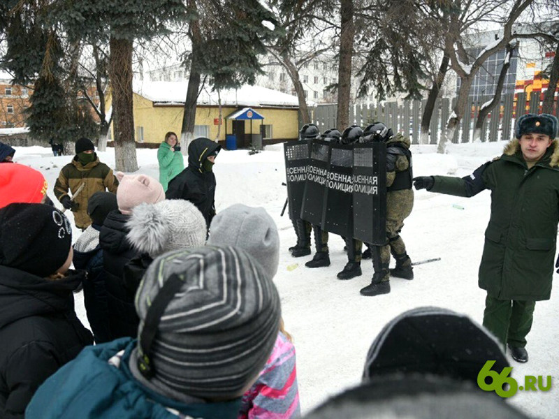 Для школьников Екатеринбурга во время торжественного зачисления в ряды Юнармии организовали показательные выступления, в ходе которых военная полиция "разогнала демонстрантов"