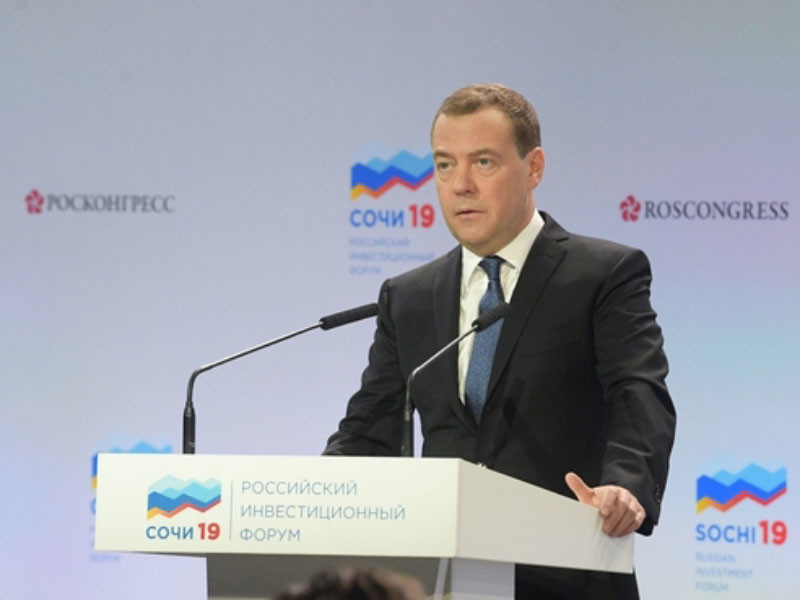 Премьер-министр РФ Дмитрий Медведев предложил создать "социальный портрет" бедности, чтобы помочь россиянам выбраться из нее