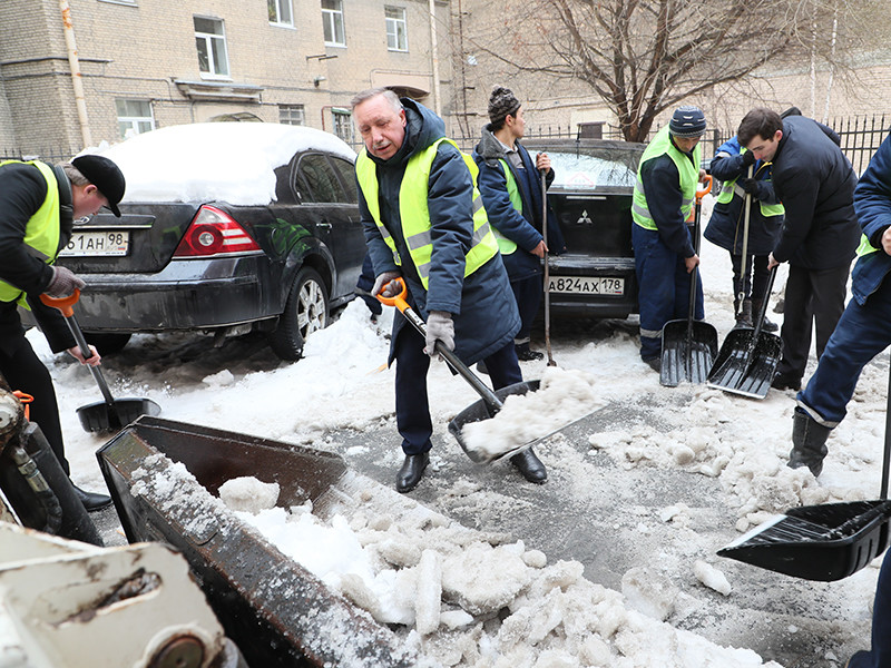 Врио губернатора Санкт-Петербурга Александр Беглов принял участие в зимнем субботнике, объявленном для госслужащих 9 февраля. Об этом говорится на сайте городской администрации
