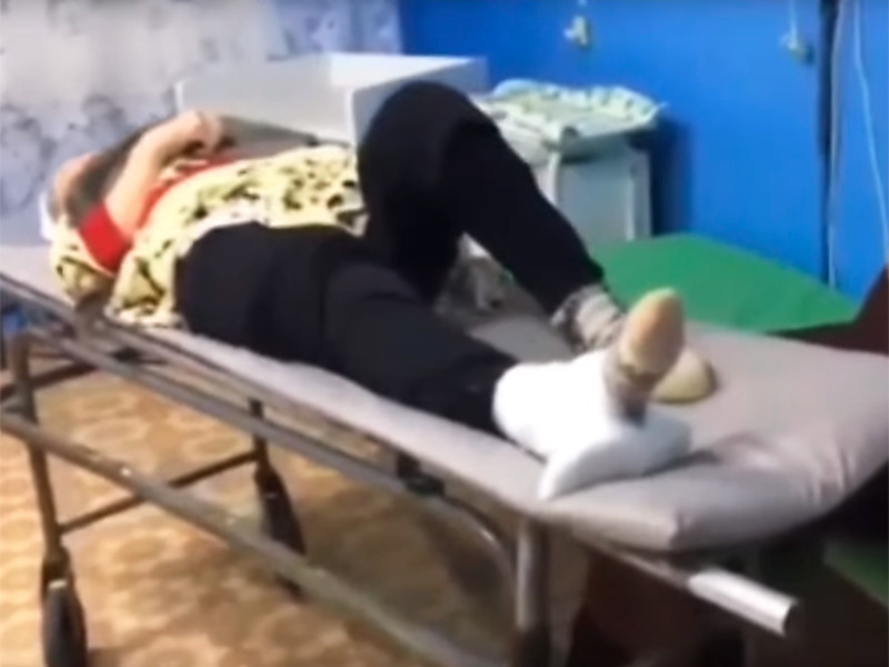 В Кушнаренковской больнице Башкирии пожилой женщине с переломом шейки бедра наложили на ногу швабру, заявив, что это транспортная шина


