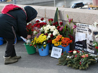 В годовщину убийства Немцова дипломаты ЕС и посол США возложили цветы на месте его гибели
