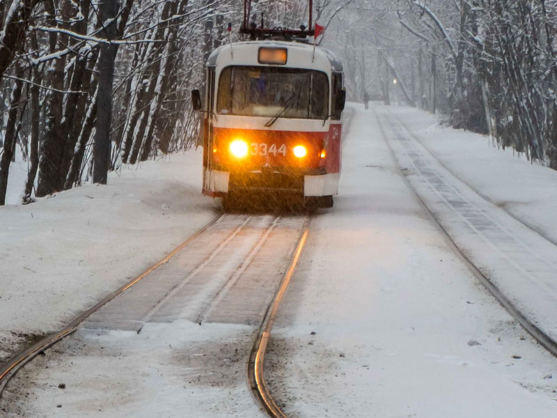 В Магнитогорске кондуктор высадил из трамвая на мороз больную школьницу и лишился работы