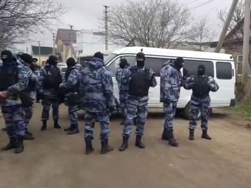 По данным общественного объединения "Крымская солидарность", обыски прошли у 24 человек в Симферополе и селах Симферопольского и Белогорского районов