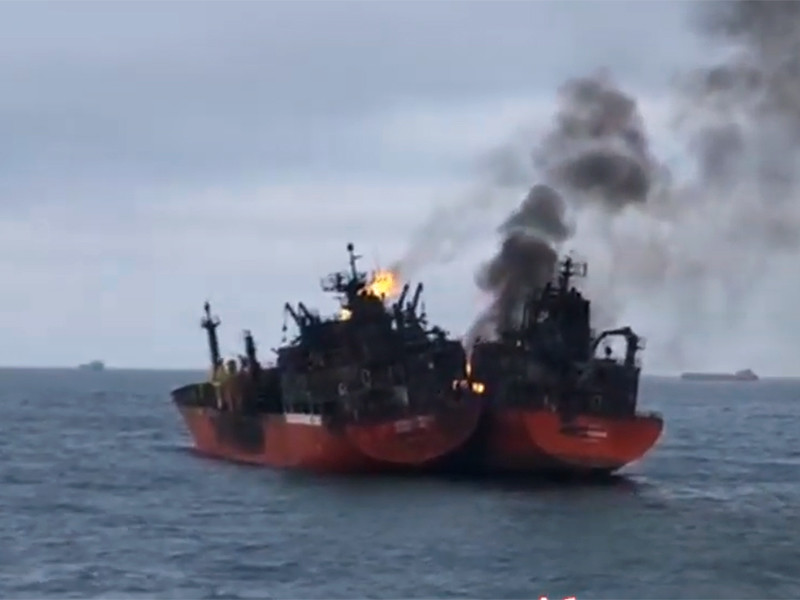 Пожар на иностранном танкере "Канди", горевшем в Черном море у берегов Крыма больше месяца, полностью ликвидирован. Горение второго судна "Маэстро" пока продолжается
