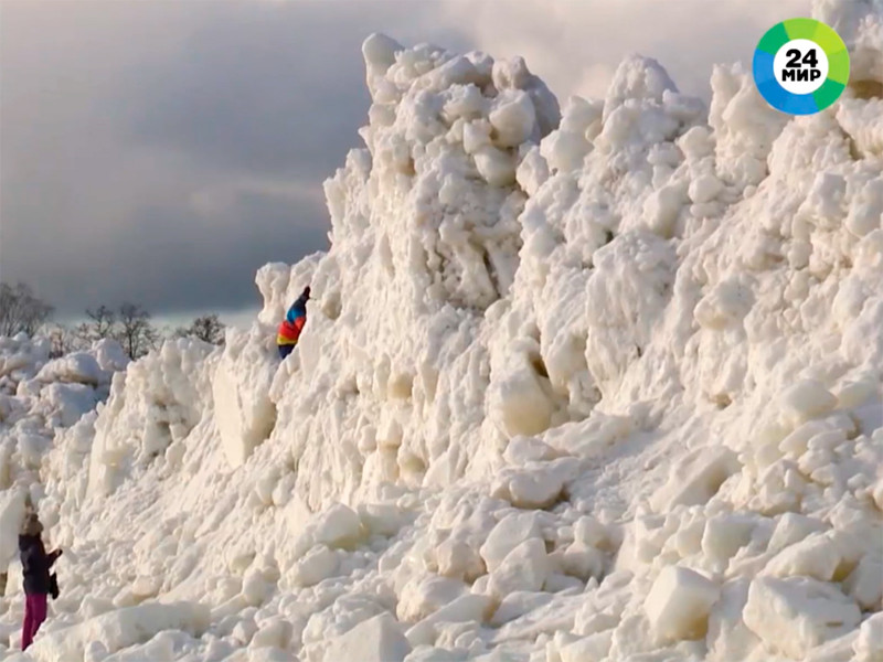 После шторма на берегу Финского залива в Санкт-Петербурге появилась многометровая ледяная стена