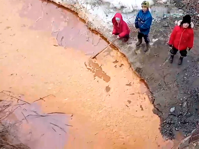 В страдавшем зимой от смога башкирском Сибае новый сюрприз: река Карагайлы стала оранжевой