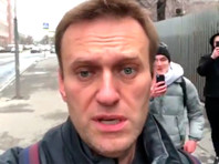 Навальный рассказал о непрерывной слежке "мелких гопников", снимающих каждый его шаг на камеру (ВИДЕО)