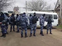 ФСБ провела обыски в домах крымских татар, подозреваемых в связях с "Хизб ут-Тахрир"* (ФОТО, ВИДЕО)